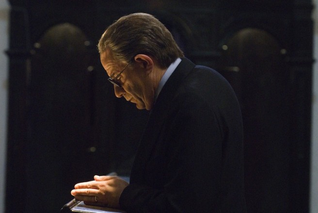 Andreotti praying, Andreotti prega